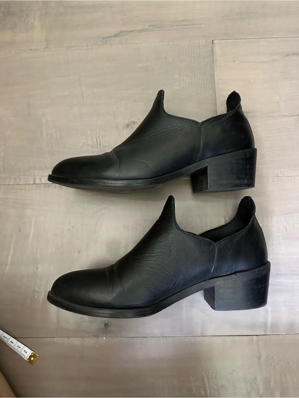 Pure Navy women’s leather bootie
Size 5 (35)
Black